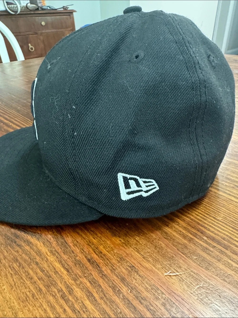 Atlanta Braves. New Era Black 59FIFTY Fitted Baseball Cap. Size 7 55.8cm. Black.
